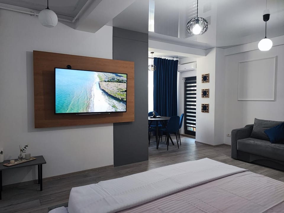 Bed, TV and multimedia, Seating area