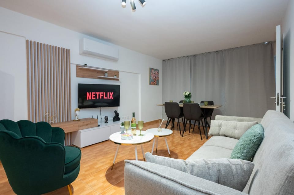 Communal lounge/ TV room, TV and multimedia, Living room, Seating area, Dining area, Evening entertainment