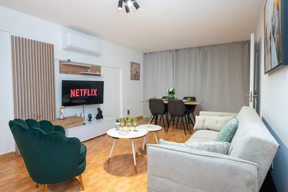 TV and multimedia, Living room, Seating area, Dining area