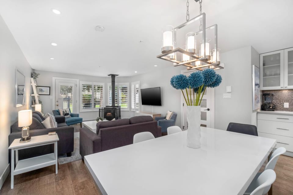 2BR in Snowberry, Wood Burning Fireplace, Modern Finishes, Parking, Ski Hill Shuttle House in Whistler