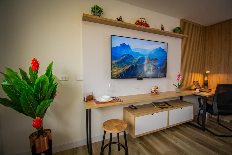 Unique Suite in El Poblado CoWork/ GYM / Fast WiFi Apartment in Medellin