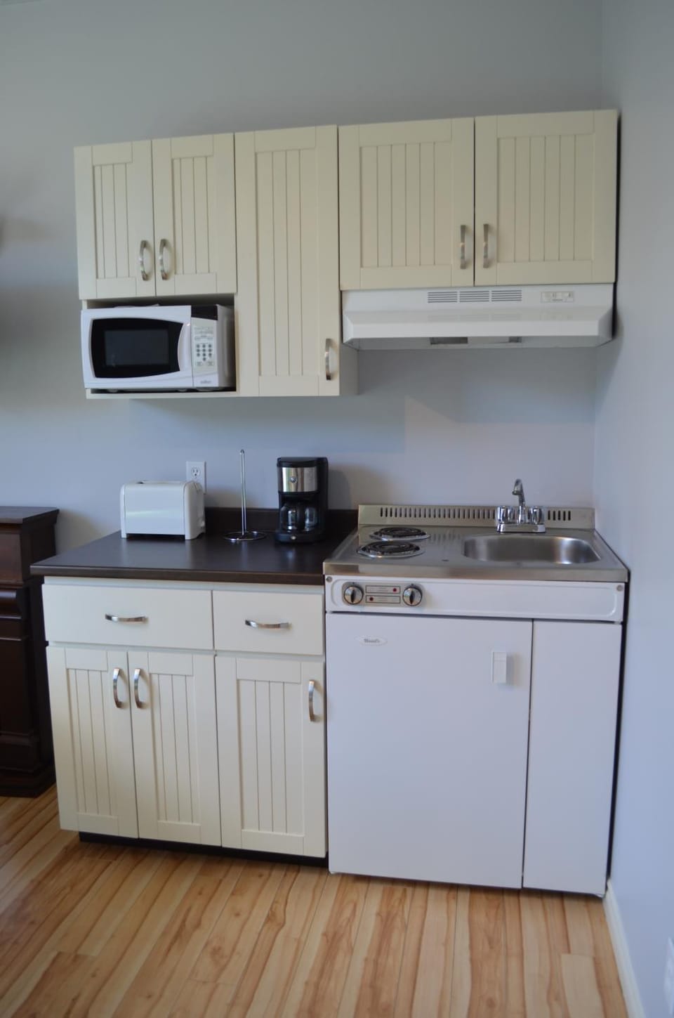 minibar, stove, toaster