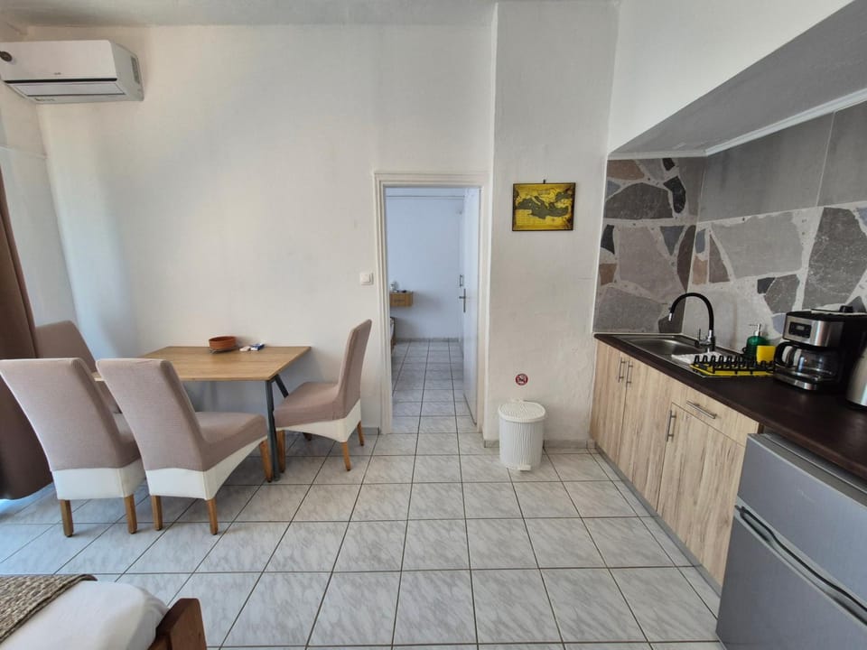 Bed, Photo of the whole room, Dining area, towels, air conditioner