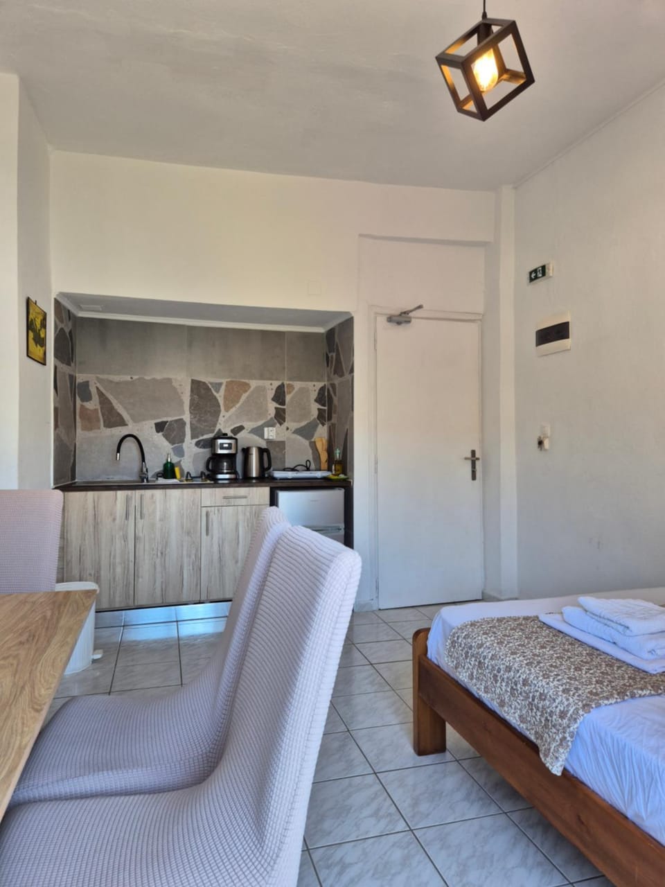 Coffee/tea facilities, Kitchen or kitchenette, Seating area, Dining area, air conditioner