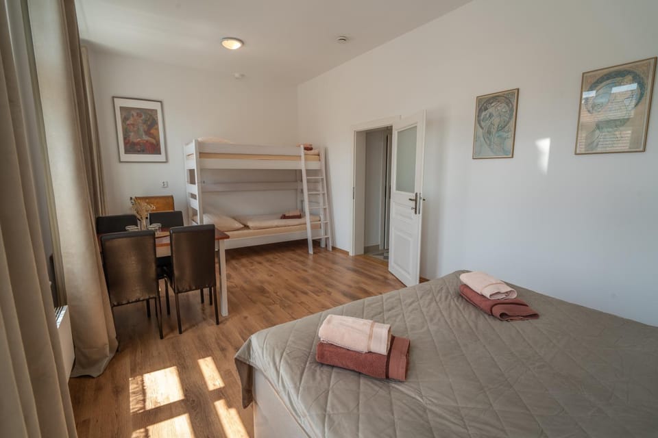 Bed, Bedroom, towels