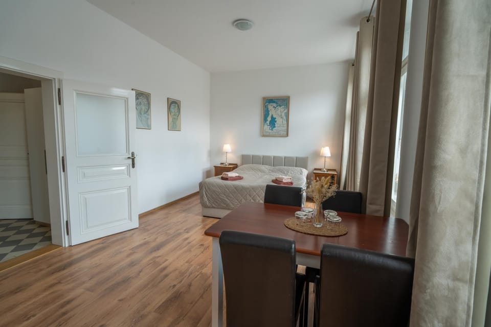 Bed, Photo of the whole room, Seating area