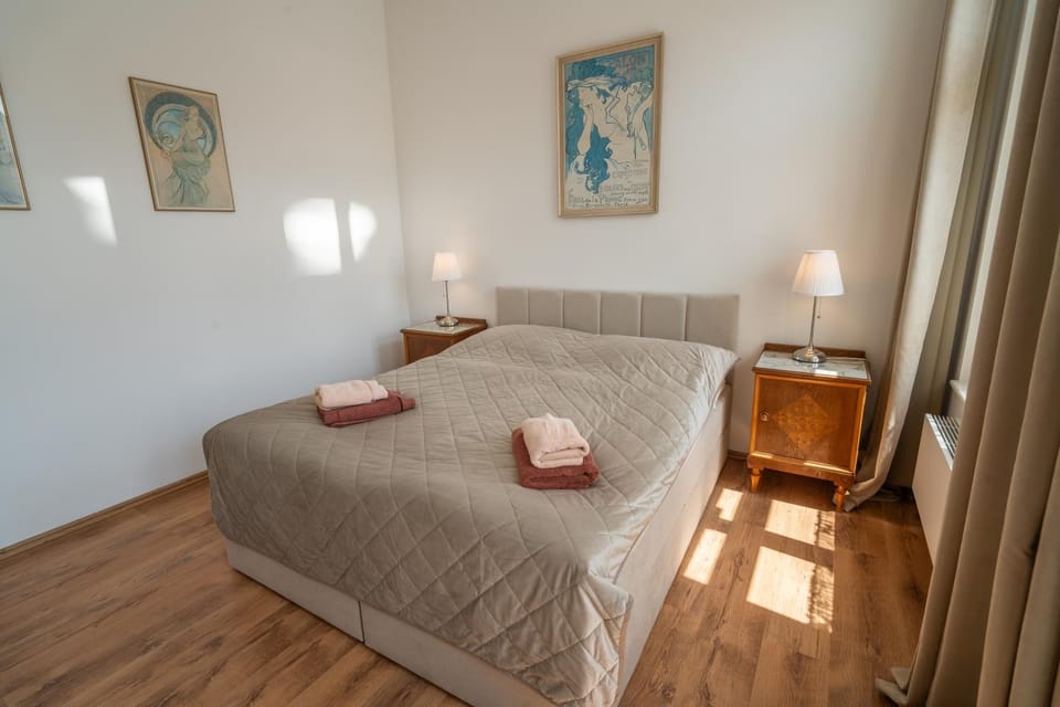 Bed, Bedroom, towels