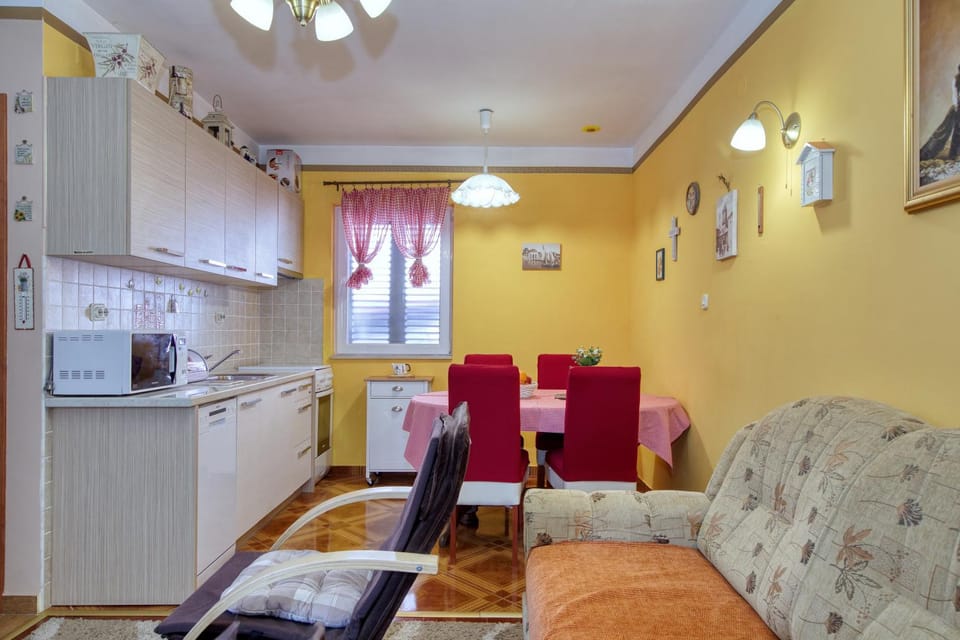 Kitchen or kitchenette, Living room