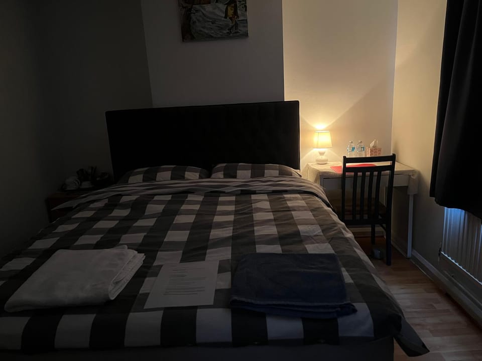 Large Double Bedroom with free on site parking Vacation rental in Kingston upon Thames