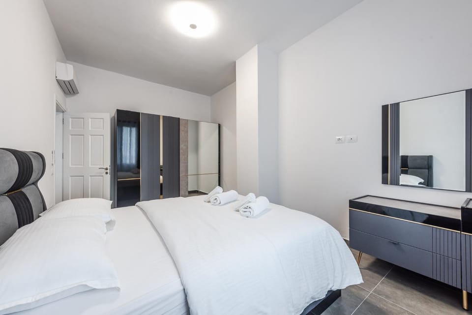 Bed, TV and multimedia, Photo of the whole room, Bedroom, towels, air conditioner