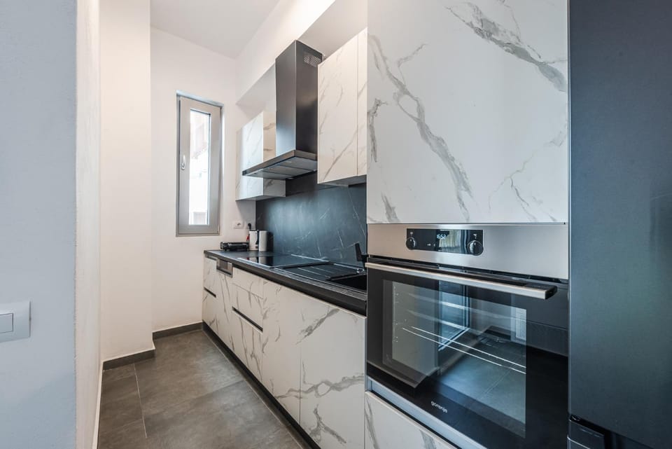 Kitchen or kitchenette, dishwasher, minibar, stove