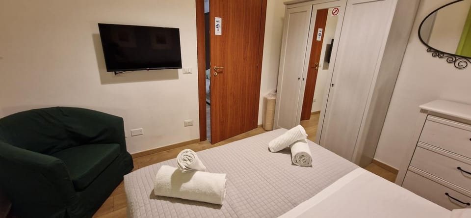 Bed, TV and multimedia, Photo of the whole room, Bedroom