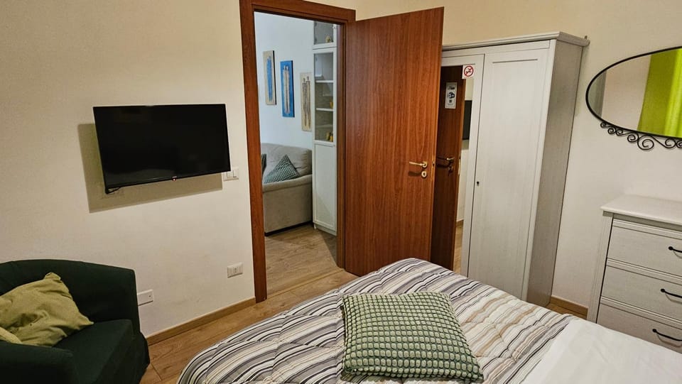 TV and multimedia, Photo of the whole room, wardrobe
