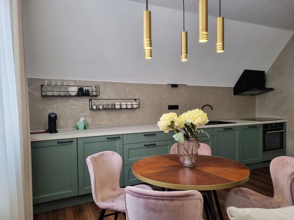 Kitchen or kitchenette, Dining area