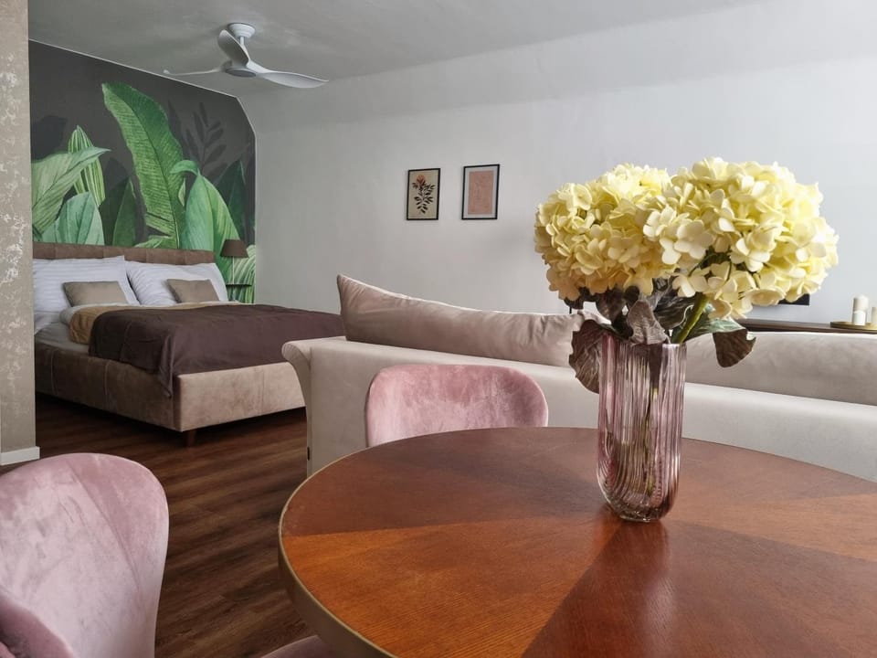 Bed, Seating area