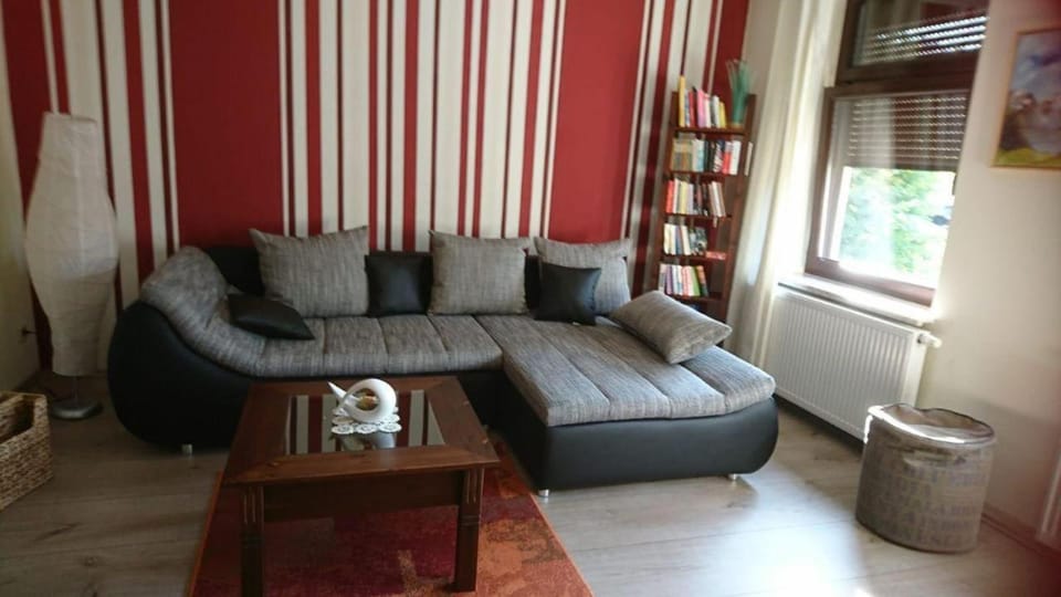 Living room, Photo of the whole room, Decorative detail