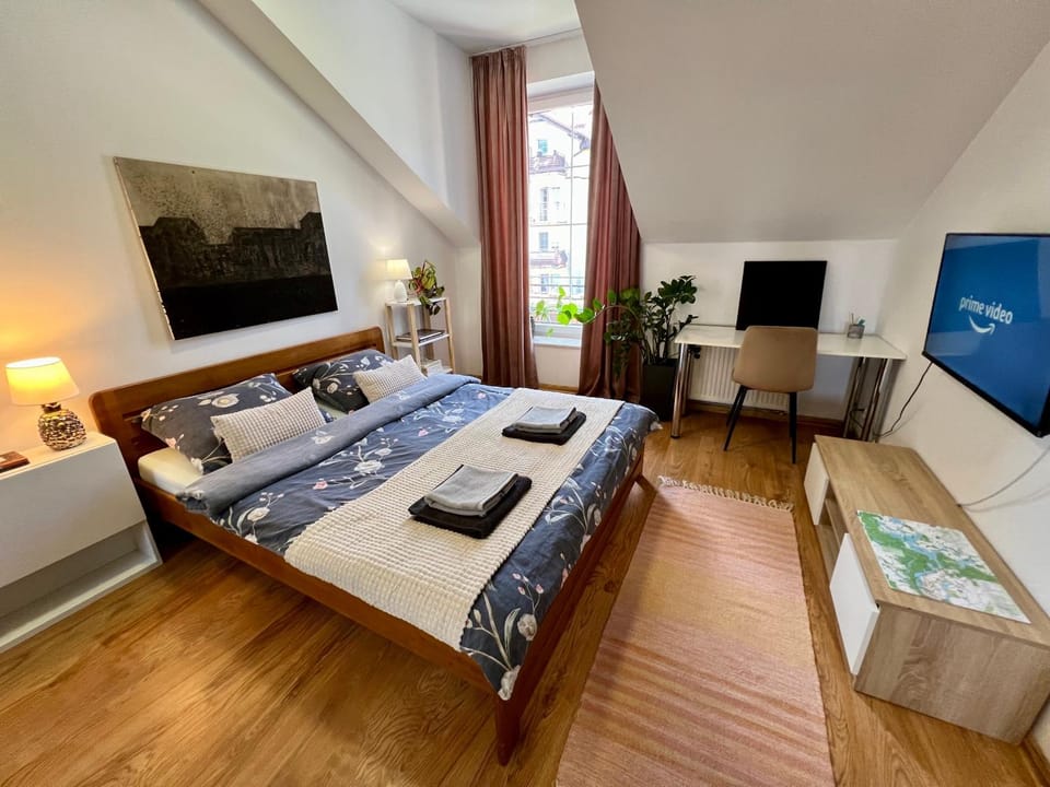 Bed, TV and multimedia, Photo of the whole room, Evening entertainment, Bedroom, towels