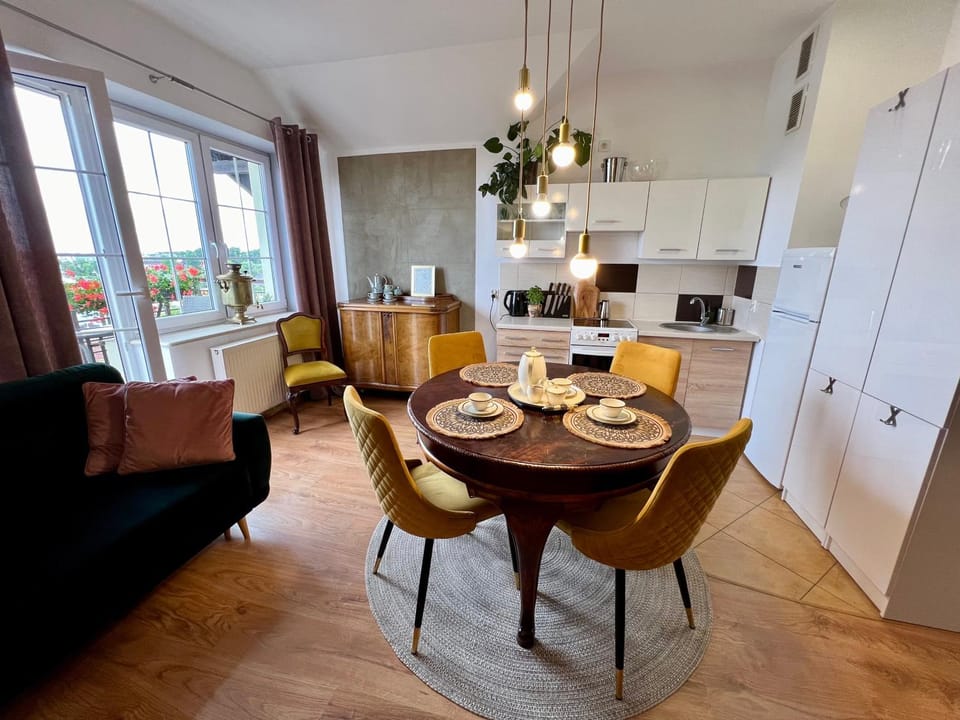 Kitchen or kitchenette, Seating area, Dining area, stove