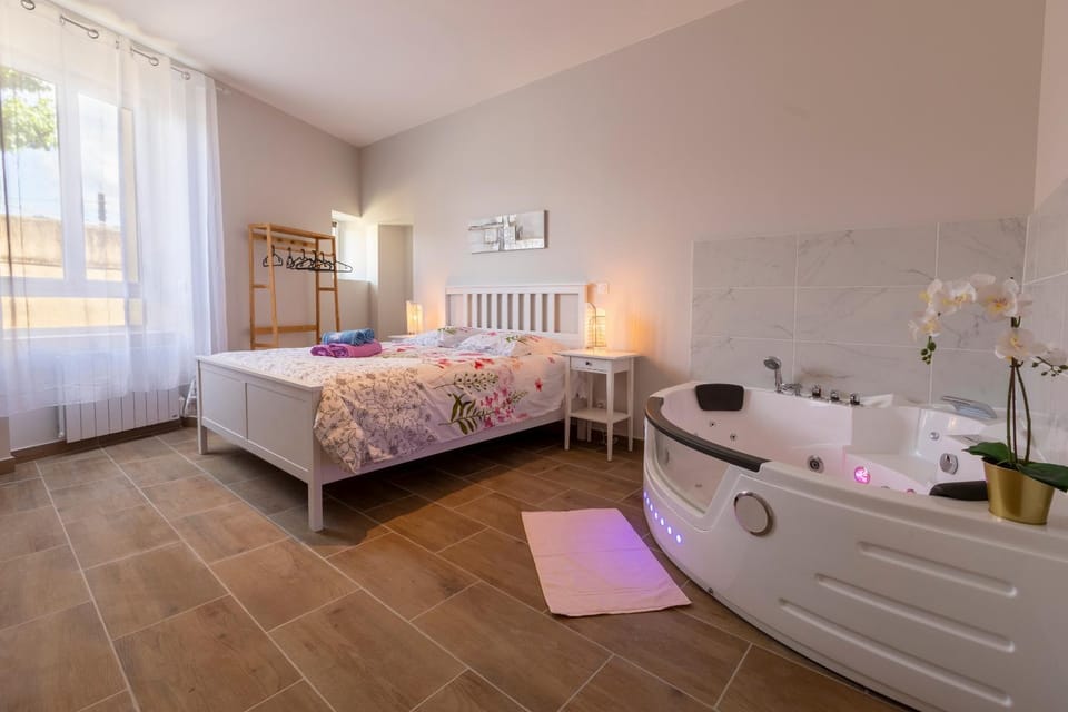 Hot Tub, Bedroom