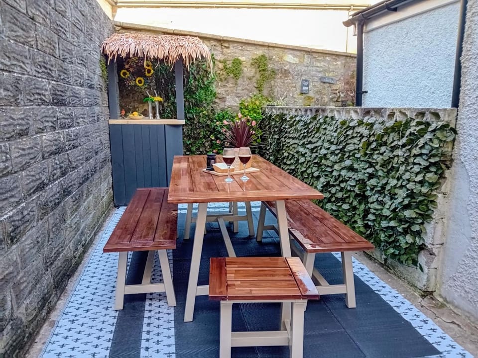 Cosy Coastal Townhouse 10-Min-Drive to Beach House in Bridgend