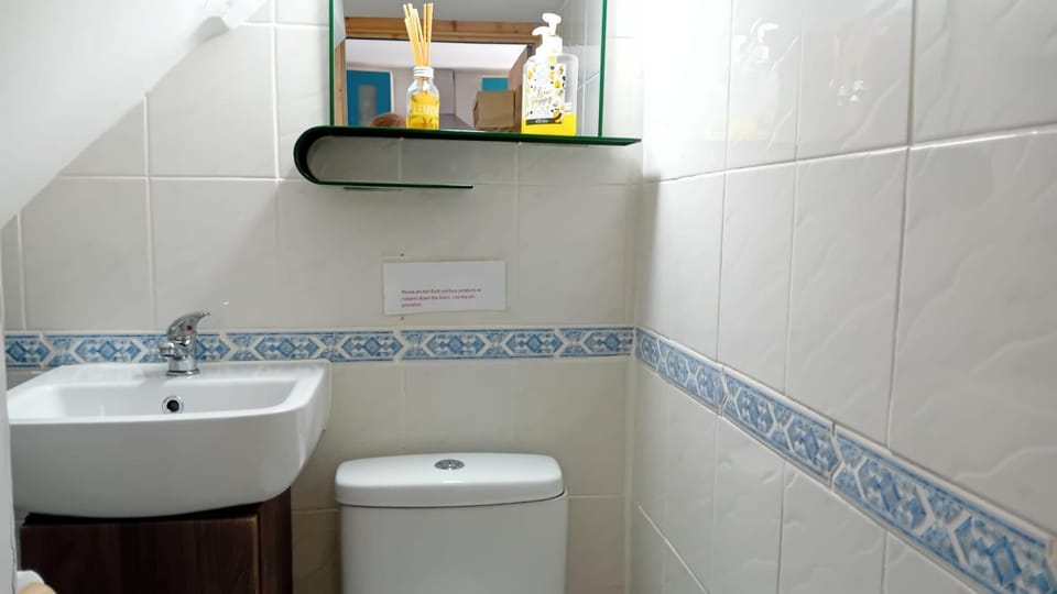 Walk to Town, Parking, Family Home, drive to beach House in Bridgend