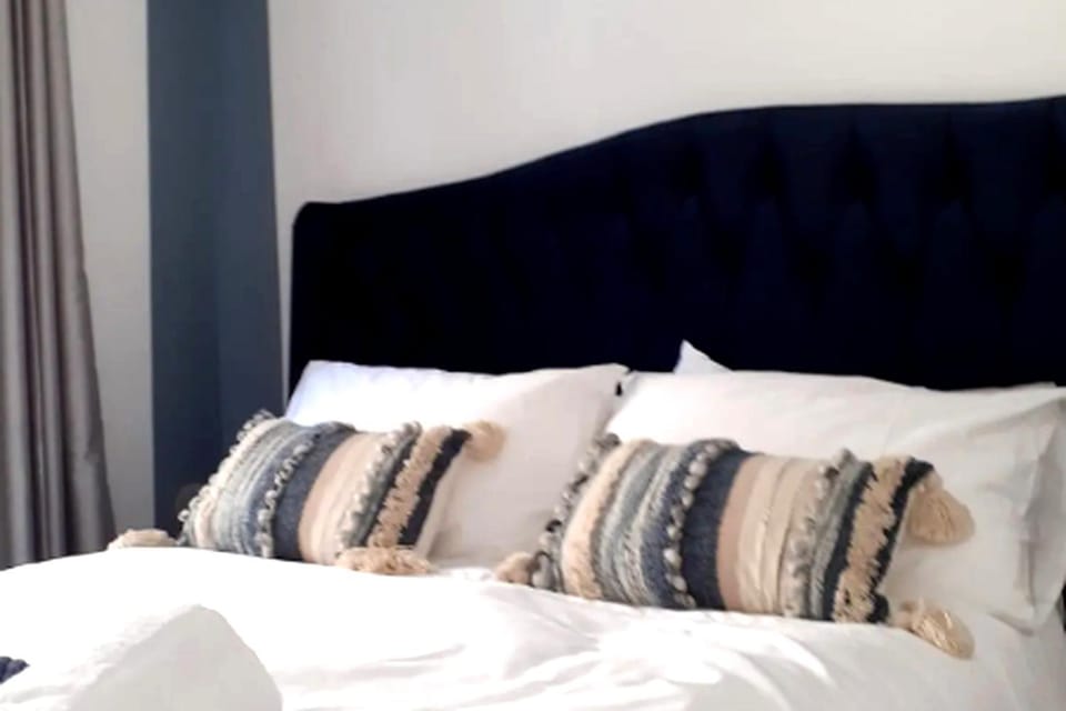 Cosy Coastal Townhouse 10-Min-Drive to Beach House in Bridgend