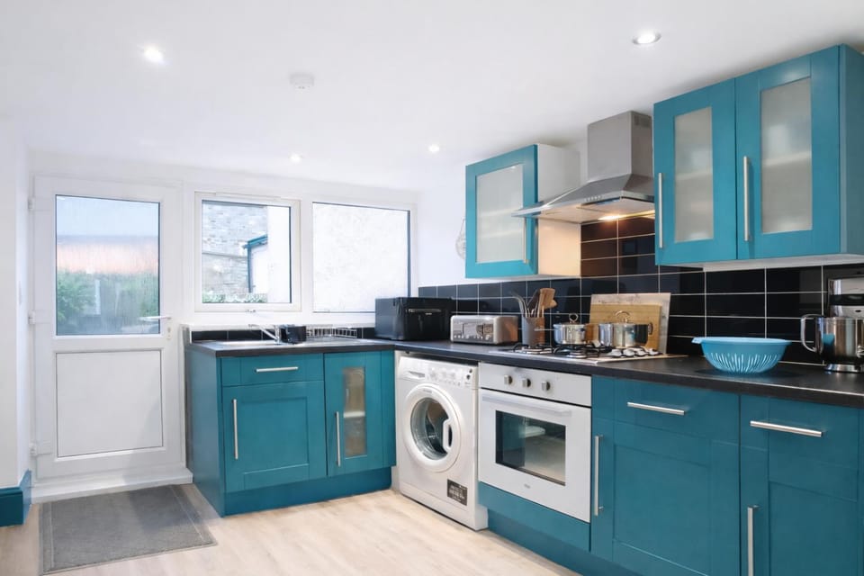 Cosy Coastal Townhouse 10-Min-Drive to Beach House in Bridgend