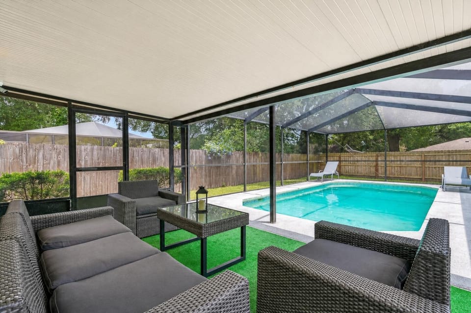 Screened Heated Pool, Sleeps 12 Game Room, 10 Min to Hard Rock Casino House in Seffner
