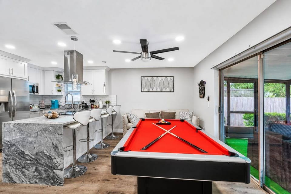 Screened Heated Pool, Sleeps 12 Game Room, 10 Min to Hard Rock Casino House in Seffner