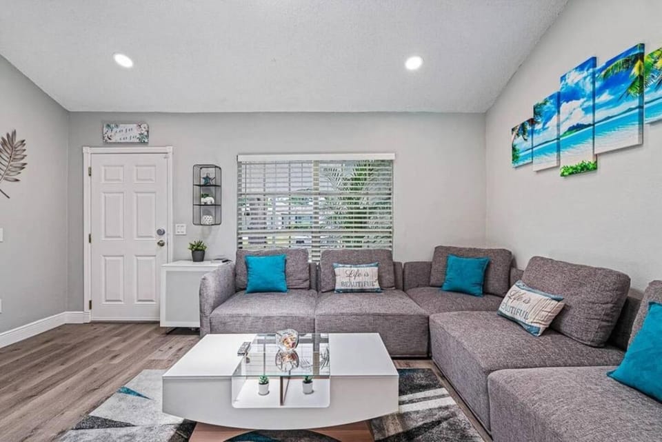 Stunning Heated Pool House Close to Tampa & Casino House in Seffner