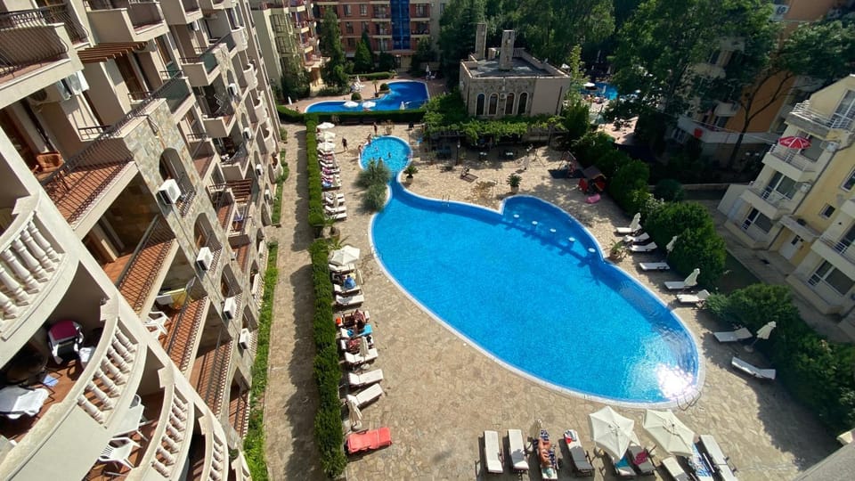 Bird's eye view, Pool view
