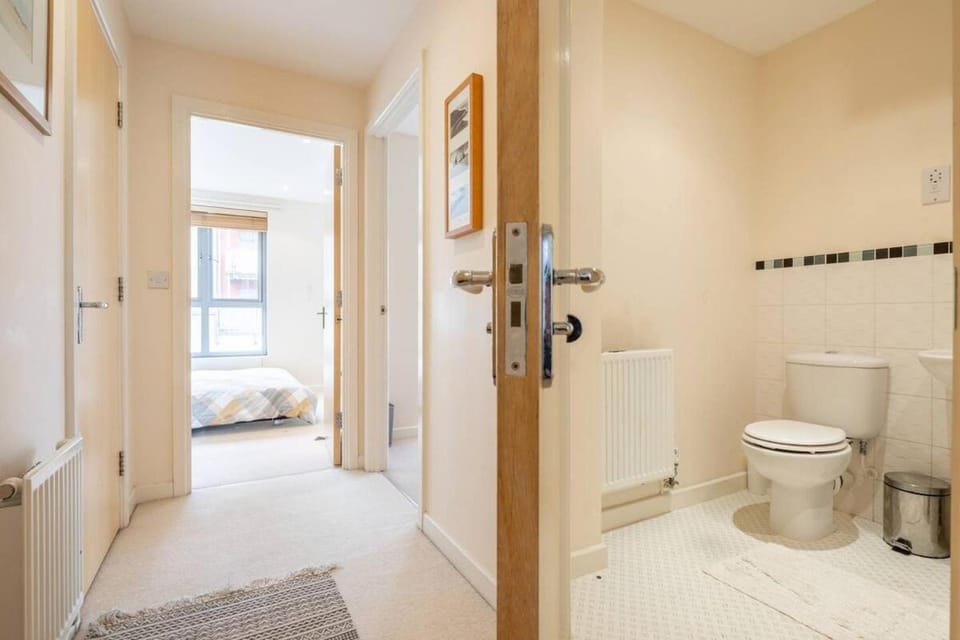 2 BR flat next to Train Station & Gated Parking Apartment in Cambridge