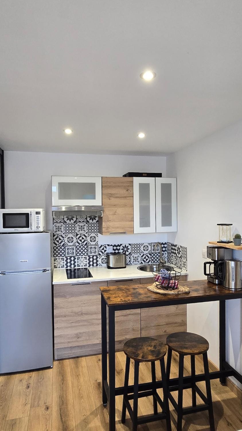 Coffee/tea facilities, Kitchen or kitchenette, Dining area, stove, toaster