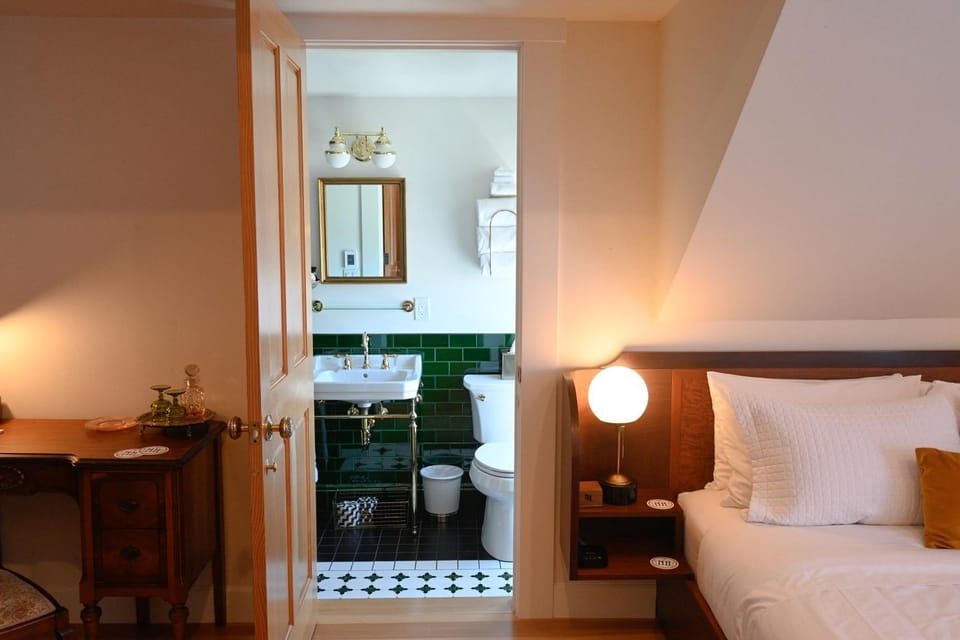 Bed, Bathroom, Photo of the whole room, Bedroom