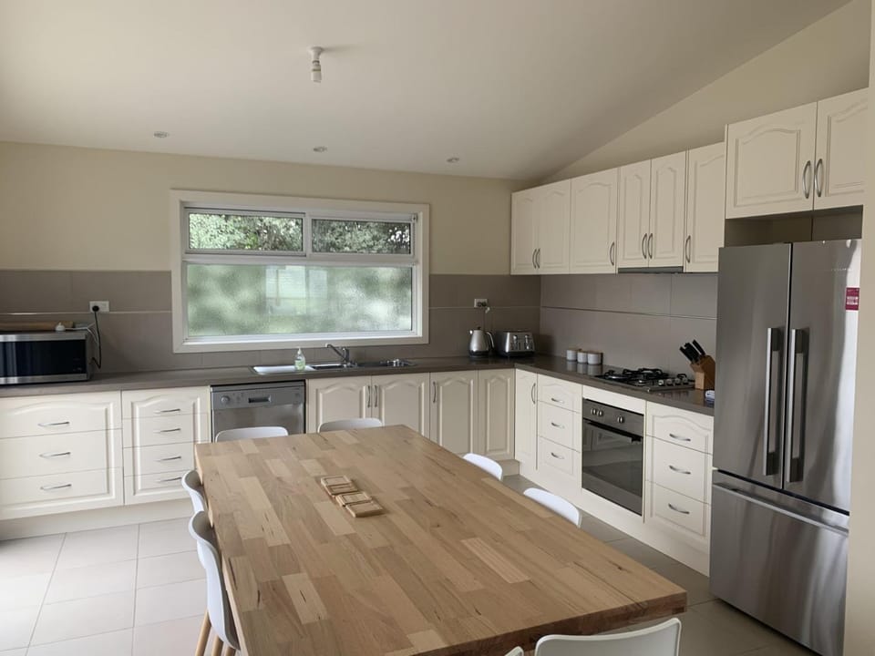 Contemporary On Cuttriss - Inlet Side House in Inverloch