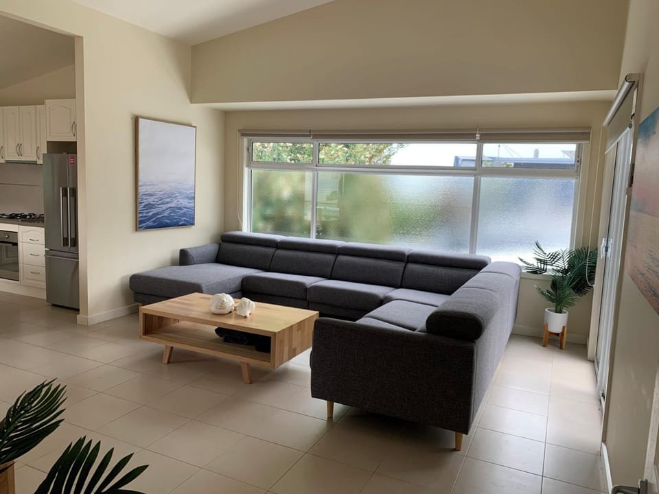 Contemporary On Cuttriss - Inlet Side House in Inverloch