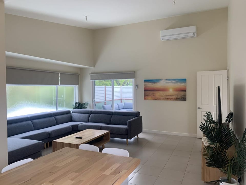 Contemporary On Cuttriss - Inlet Side House in Inverloch