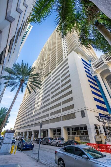 Modern 2/2 with Beautiful Ocean and Brickell Views Apartment in Brickell