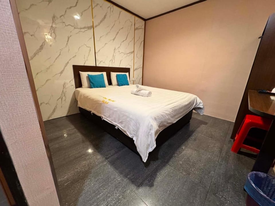 Bed, Photo of the whole room, Bedroom, air conditioner