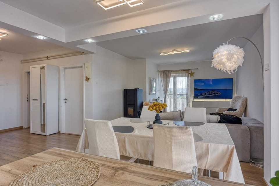 TV and multimedia, Living room, Seating area, Dining area, wardrobe