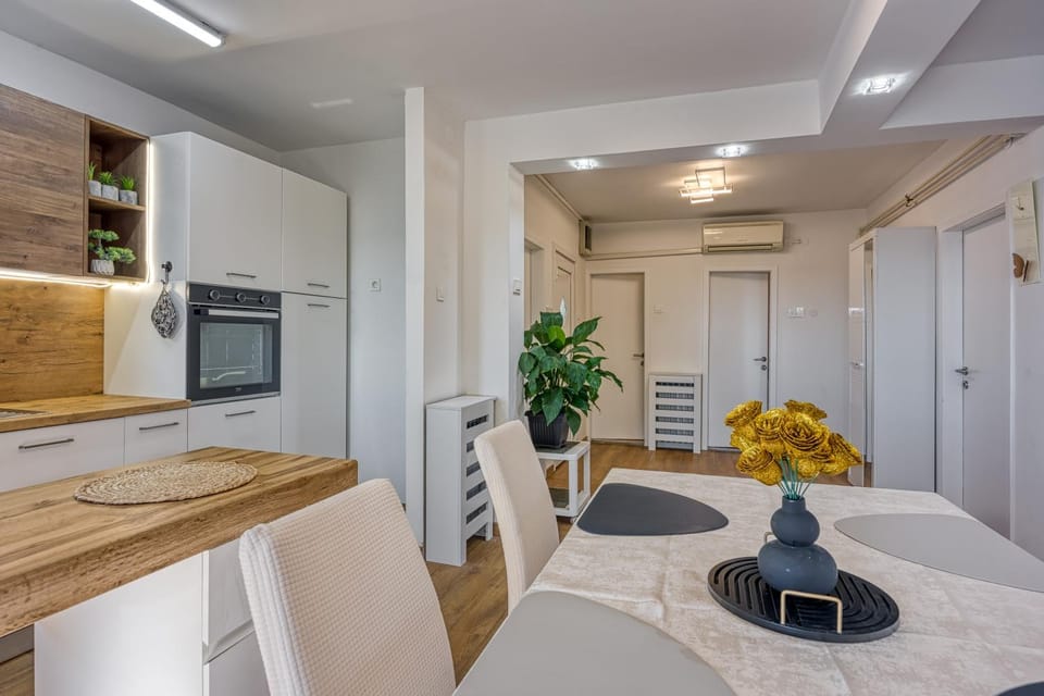 Kitchen or kitchenette, Dining area, oven, air conditioner
