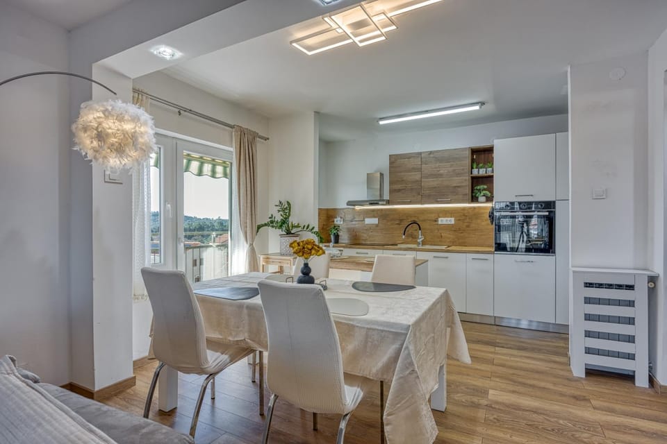 Kitchen or kitchenette, Seating area, Dining area