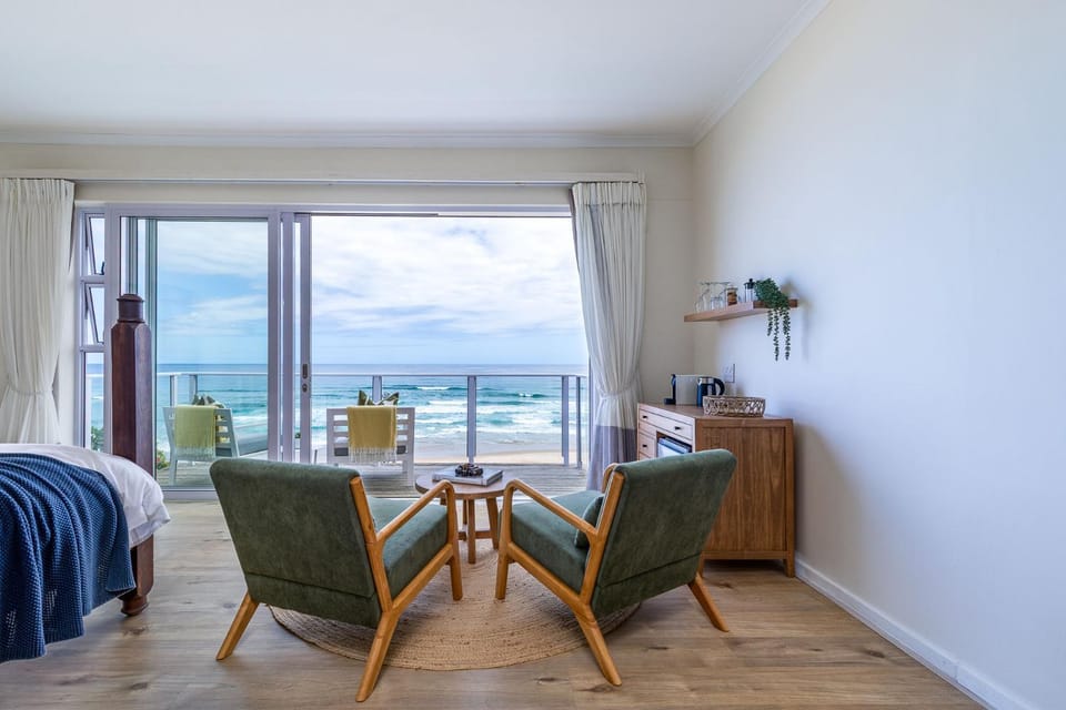 Bed, Natural landscape, View (from property/room), Balcony/Terrace, Seating area, Bedroom, Sea view