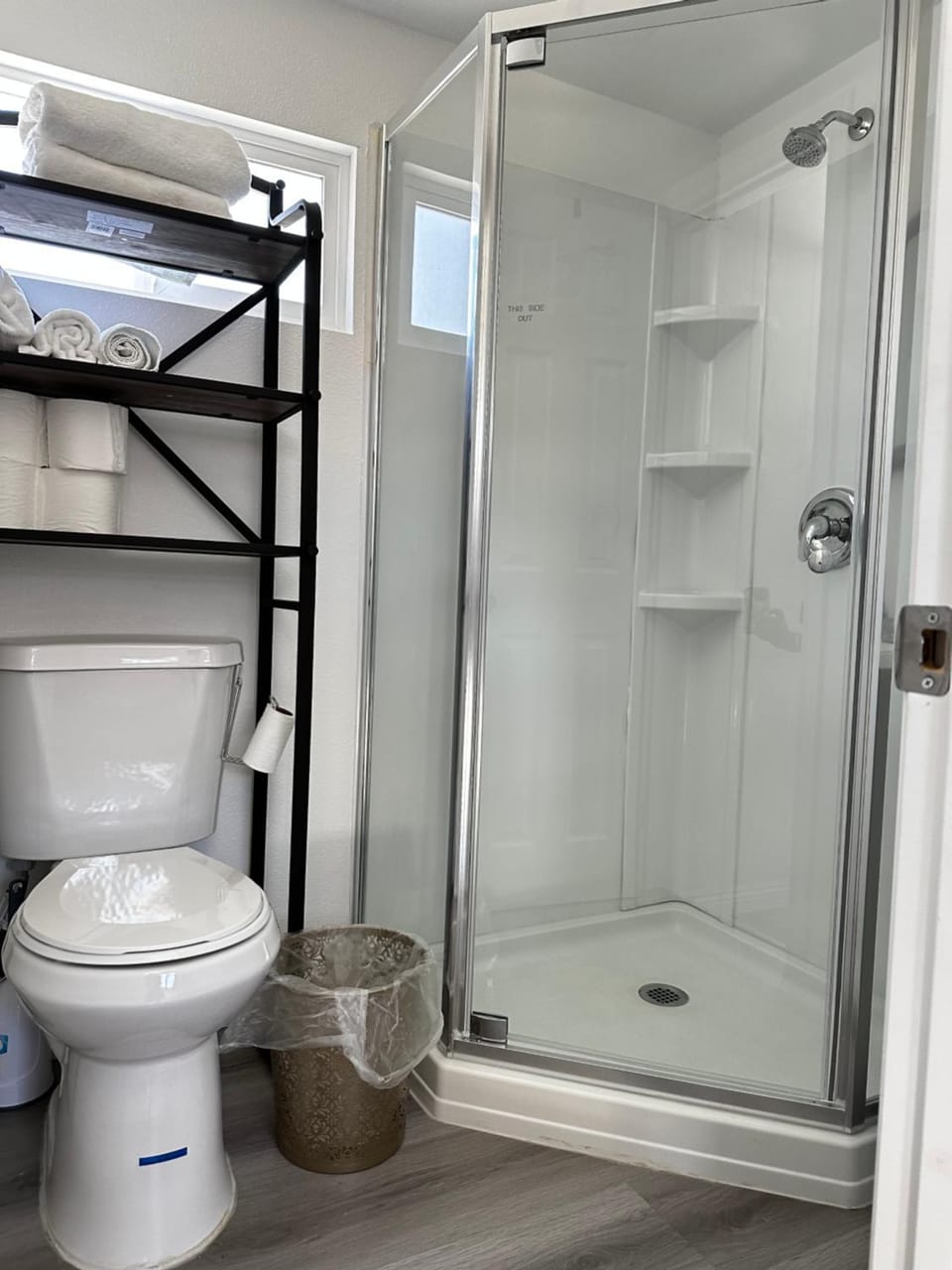 Tiny house in the heart of MOVAL private freeparking Netflix Campground/ 
RV Resort in Moreno Valley