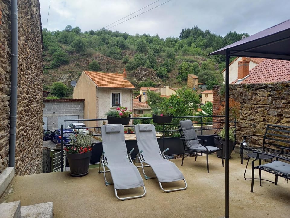 Gîte cosy avec jeux et terrasse à Auzon - FR-1-582-338 House in Auvergne-Rhône-Alpes