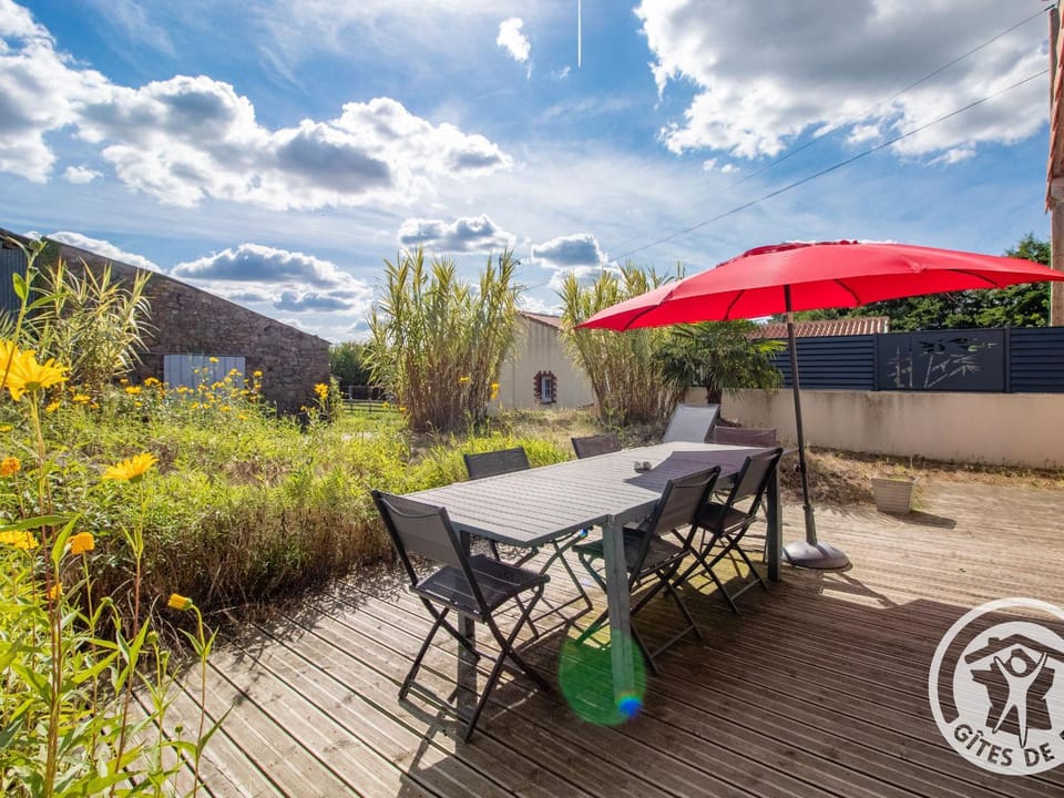 Gîte Moderne et Confortable Proche Cholet, Nantes et Puy du Fou, avec Terrasse et Près d'un Étang - FR-1-622-43 House in Pays de la Loire
