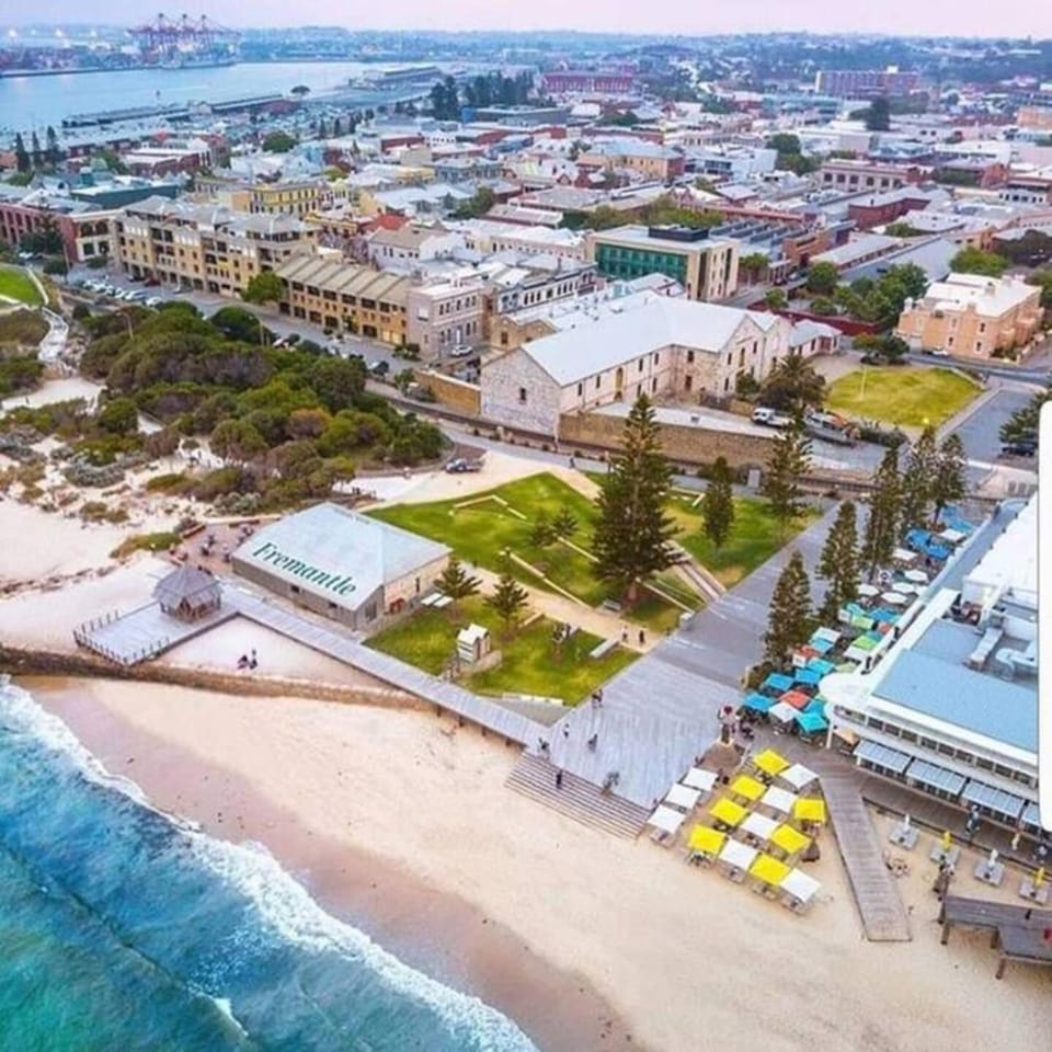 West End Warehouse Historical opposite Beach Apartment in Perth