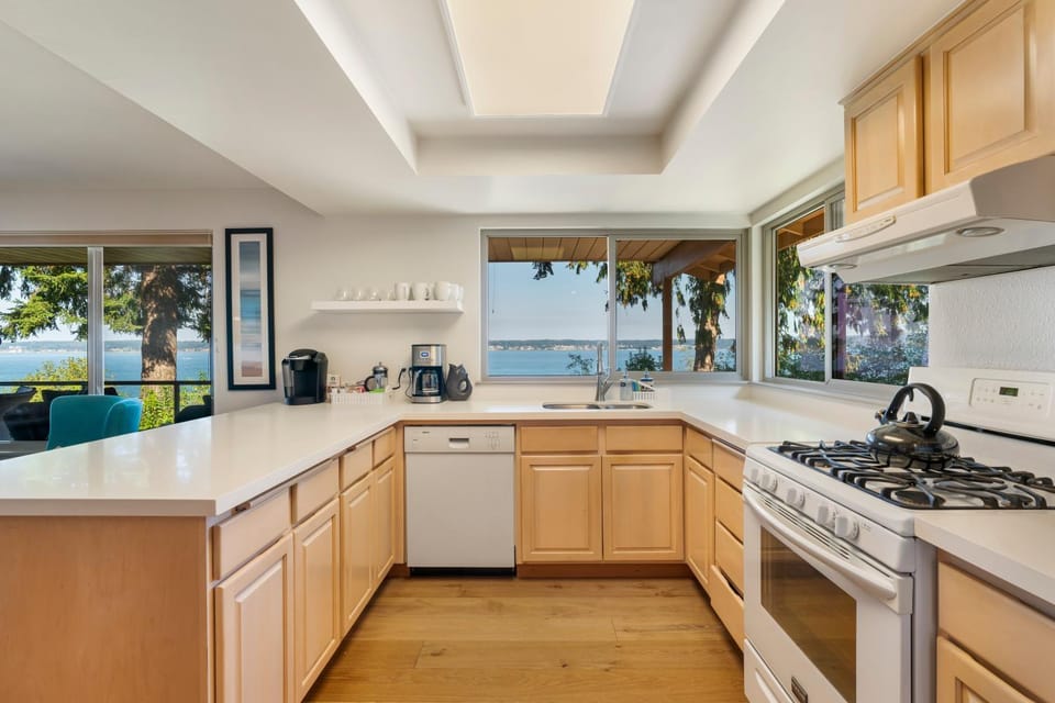 Whale Watching & Mtn ViewsHot TubCovered Deck House in Bells Beach