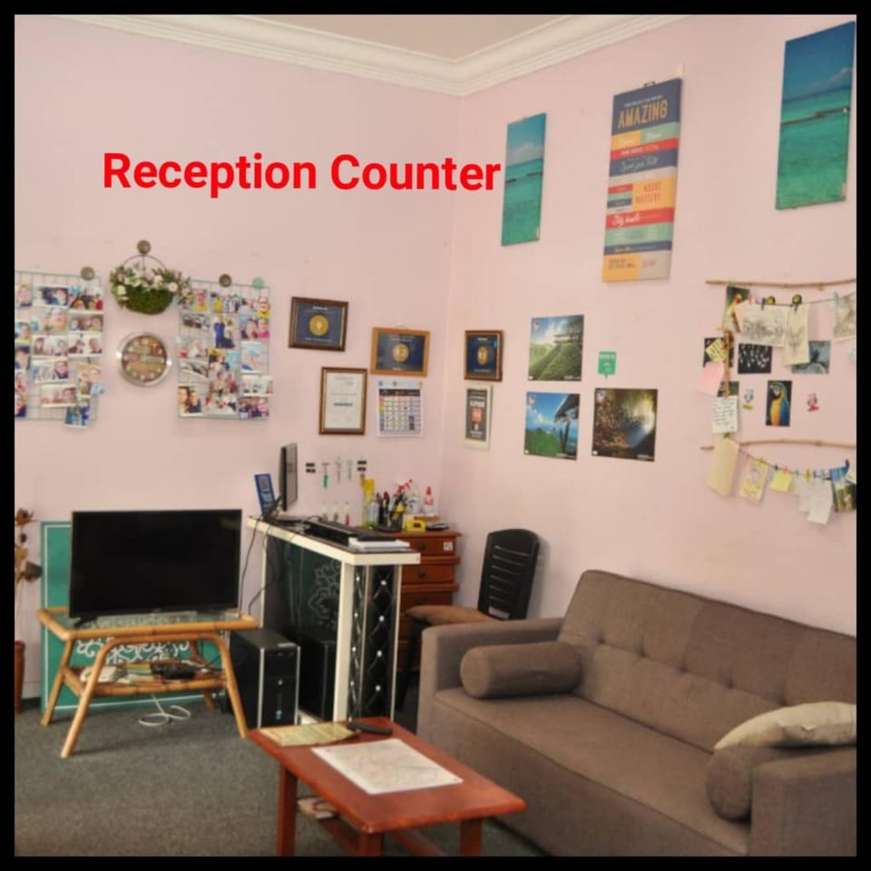 Communal lounge/ TV room, Library, TV and multimedia, Living room, Lobby or reception