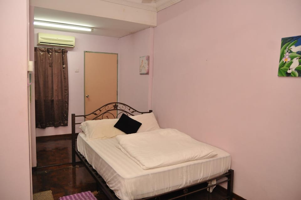 Bed, Balcony/Terrace, air conditioner